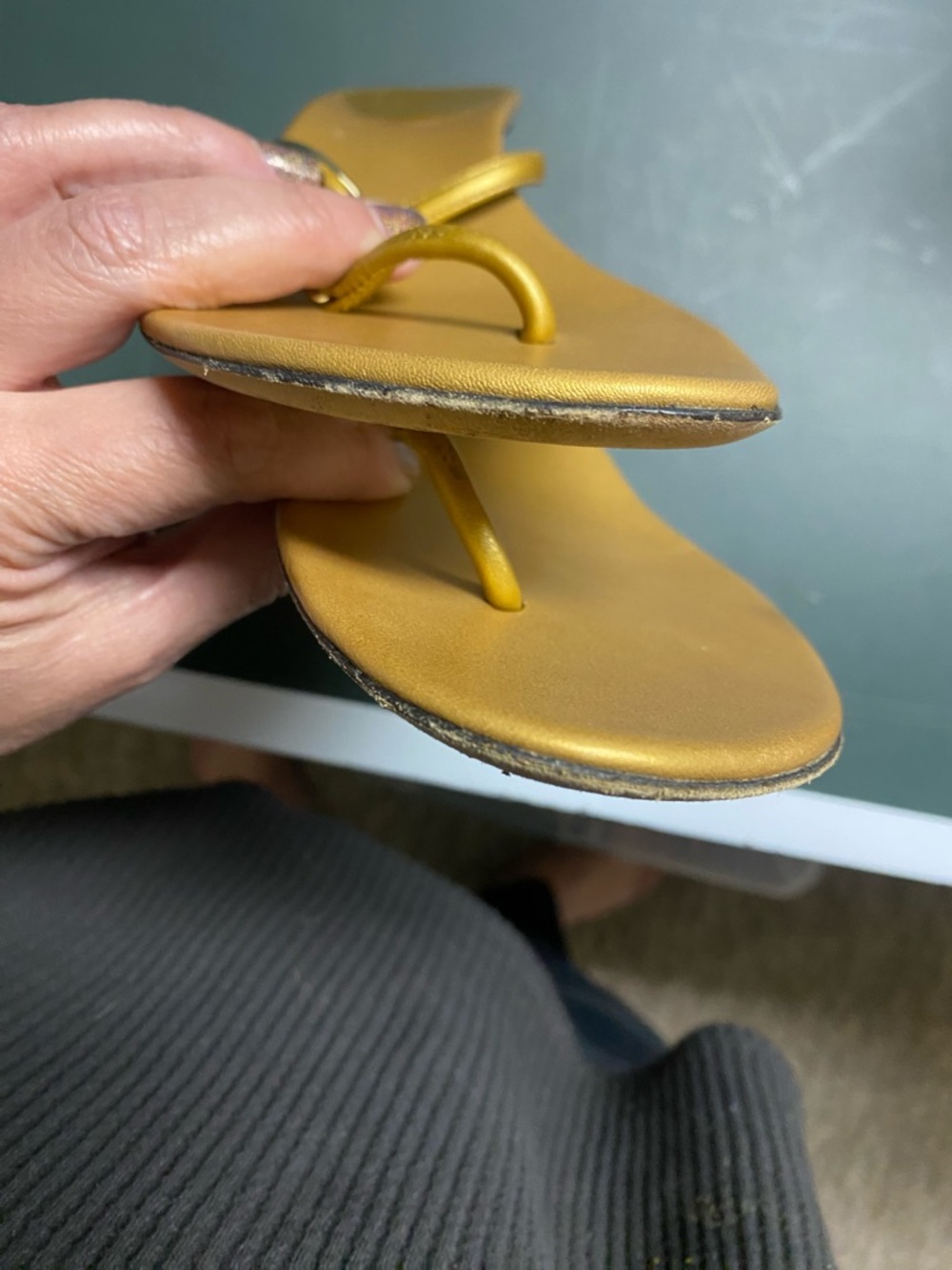 Gucci Heart Interlocking Logo Gold Thong Sandals - Picture 10 of 11